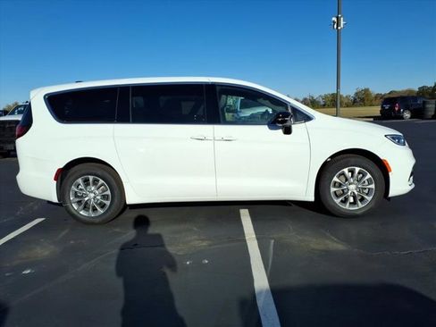 New 2026 Chrysler Pacifica Select image 19