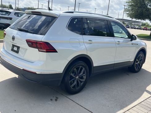 Used 2023 Volkswagen Tiguan SE w/ Panoramic Sunroof Package image 10