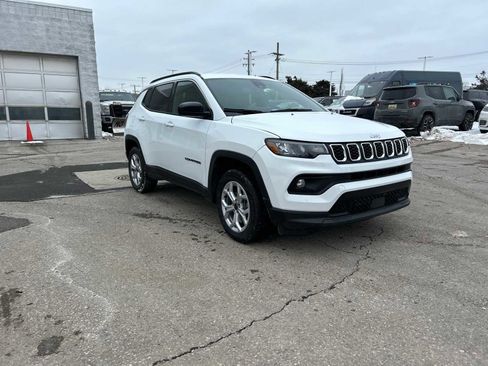Certified 2025 Jeep Compass Latitude image 9