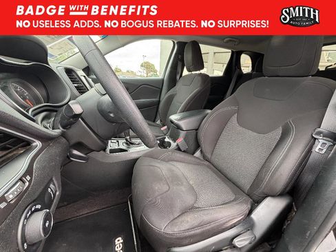 Used 2019 Jeep Cherokee Latitude w/ Popular Appearance Group FWD image 10