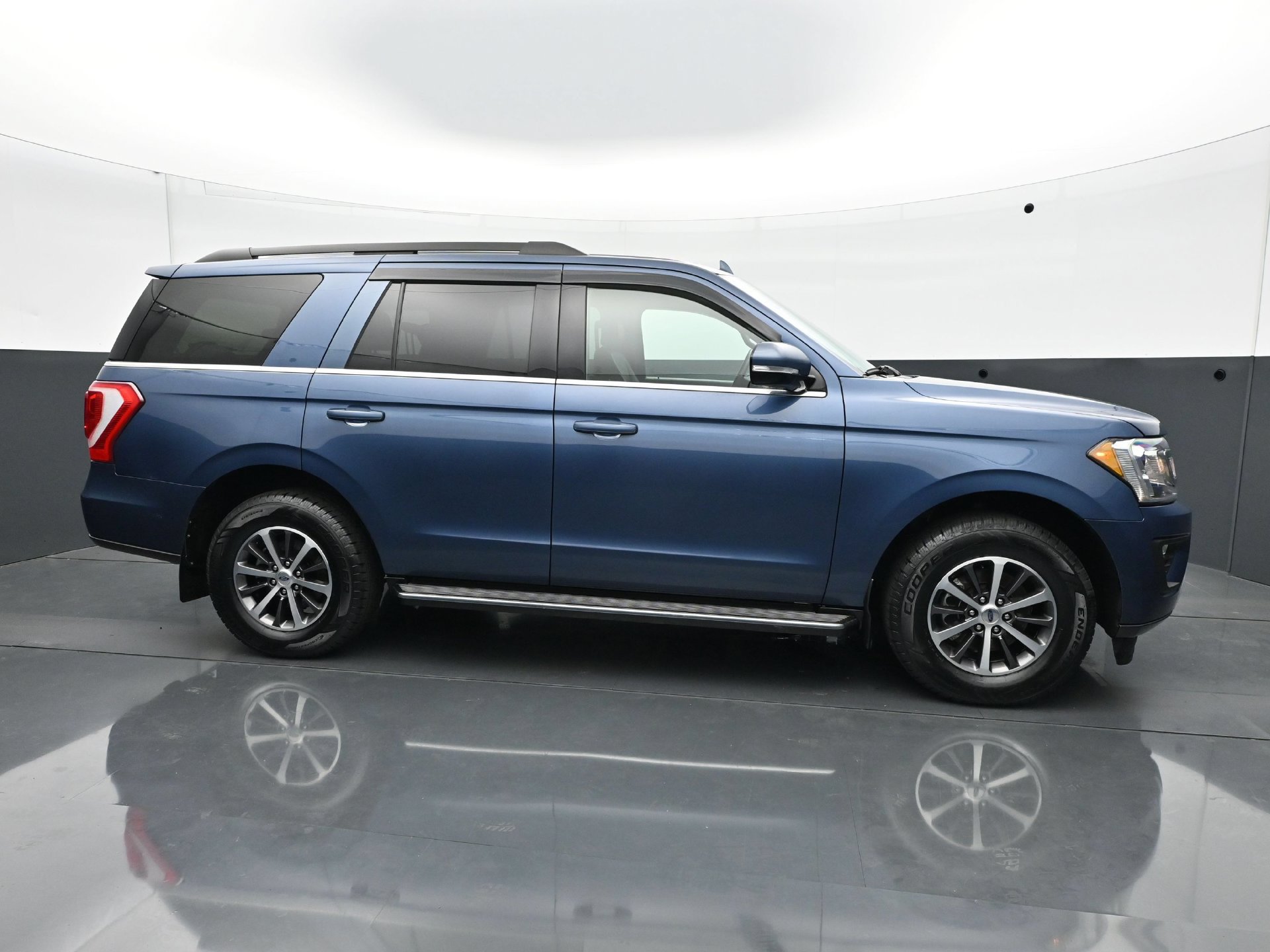 Used 2019 Ford Expedition XLT w/ Equipment Group 202A AWD/4WD image 7