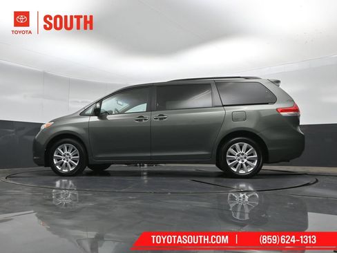 Used 2014 Toyota Sienna LE AWD/4WD image 38