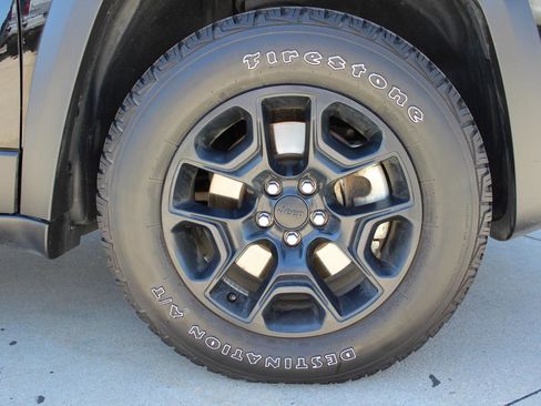 Used 2022 Jeep Cherokee Latitude w/ Sun & Sound Group AWD/4WD image 43