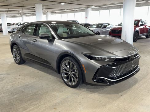 Used 2025 Toyota Crown Limited image 1