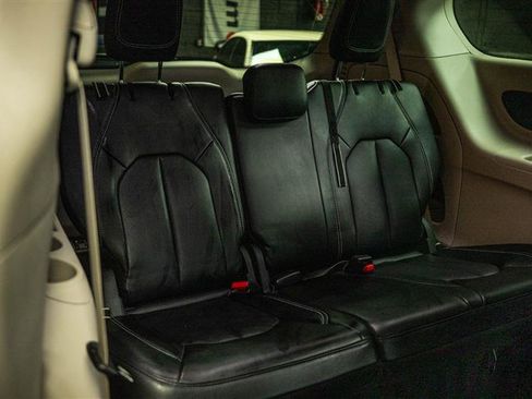 Used 2024 Chrysler Pacifica Touring-L FWD image 11