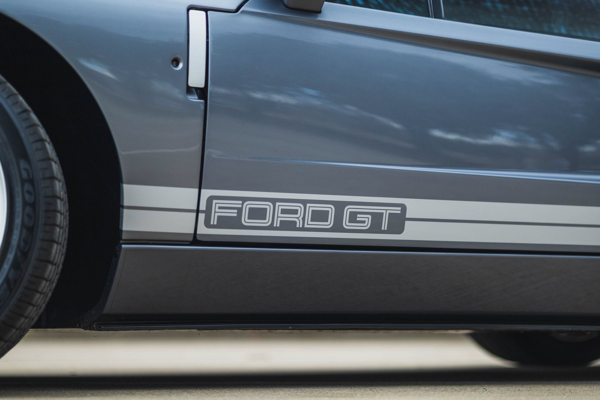 Used 2006 Ford GT RWD image 11
