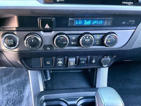 Used 2022 Toyota Tacoma TRD Off-Road AWD/4WD image 33
