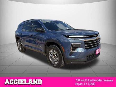 Used 2024 Chevrolet Traverse LT FWD image 3
