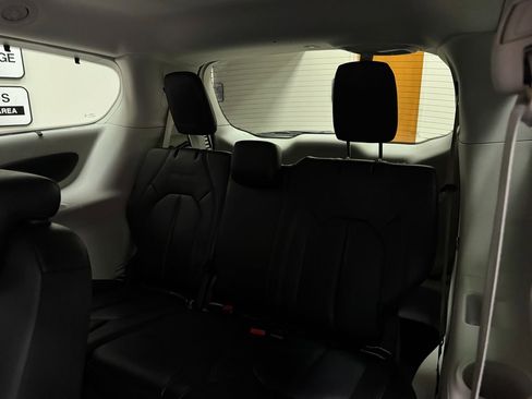 Used 2017 Chrysler Pacifica Touring-L w/ Tire & Wheel Group image 46