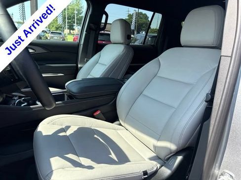 Used 2026 Chevrolet Traverse LT FWD image 9
