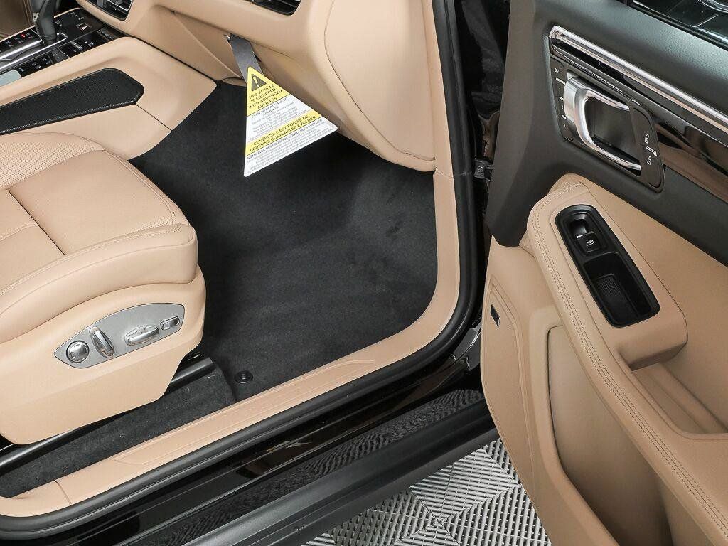 Certified 2026 Porsche Macan AWD/4WD image 25