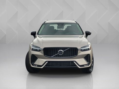 Used 2025 Volvo XC60 B5 Plus AWD/4WD image 2
