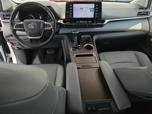Used 2024 Toyota Sienna XLE image 12