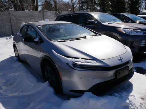 Used 2023 Toyota Prius LE image 5
