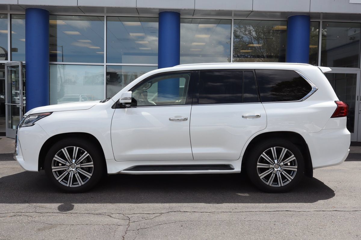 Used 2016 Lexus LX 570 4WD w/ Luxury Package image 2