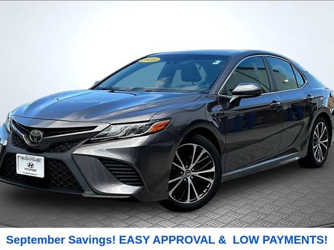 Used 2018 Toyota Camry SE FWD image 1