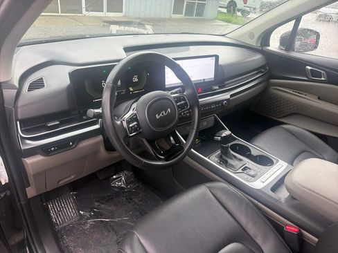 Used 2025 Kia Carnival FWD image 13