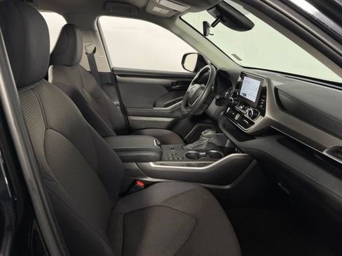 Used 2025 Toyota Highlander LE FWD image 15