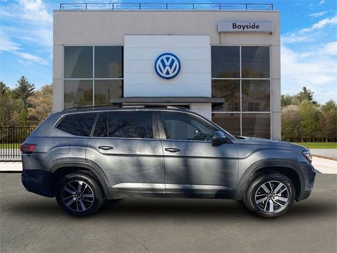 Certified 2022 Volkswagen Atlas SE image 2