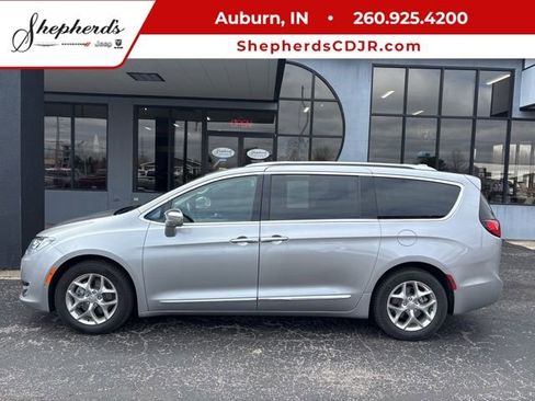Used 2017 Chrysler Pacifica Limited w/ UConnect Theater Package image 1