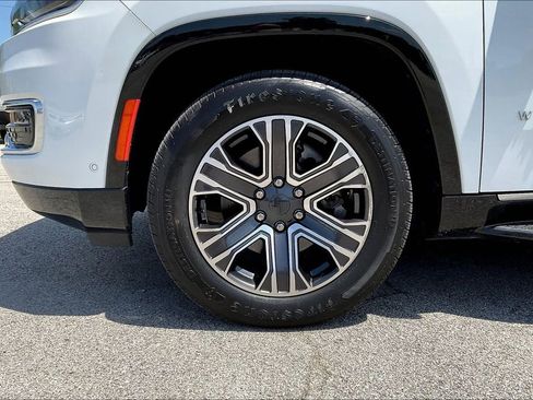 Used 2024 Jeep Wagoneer L Series II RWD image 8