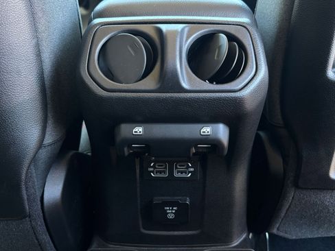 Used 2025 Jeep Wrangler Unlimited Rubicon image 22