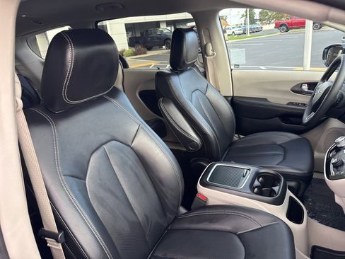 Used 2024 Chrysler Pacifica Touring-L image 12