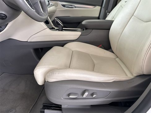 Used 2017 Cadillac XT5 Luxury w/ Driver Awareness Package image 11