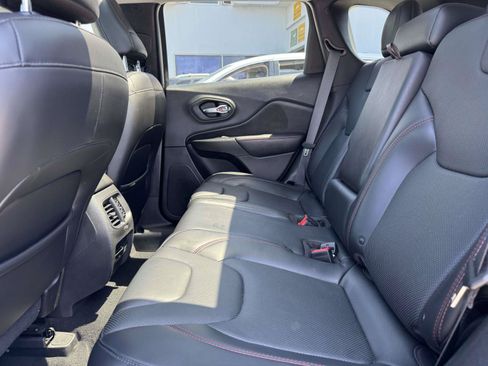 Used 2019 Jeep Cherokee Trailhawk AWD/4WD image 13