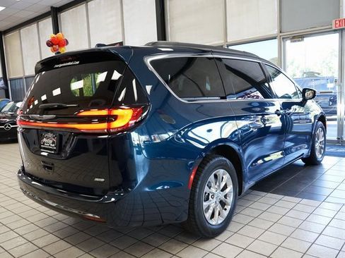 Used 2022 Chrysler Pacifica Touring-L image 16