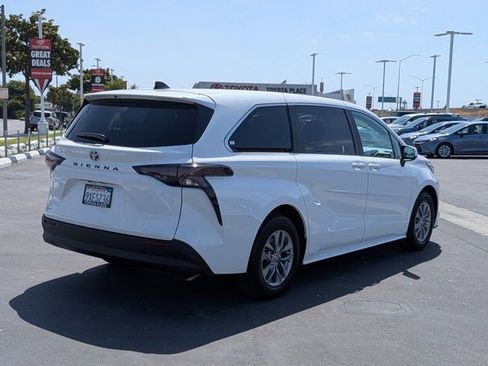 Certified 2026 Toyota Sienna LE FWD image 9
