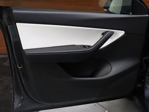 Used 2021 Tesla Model Y Long Range image 33