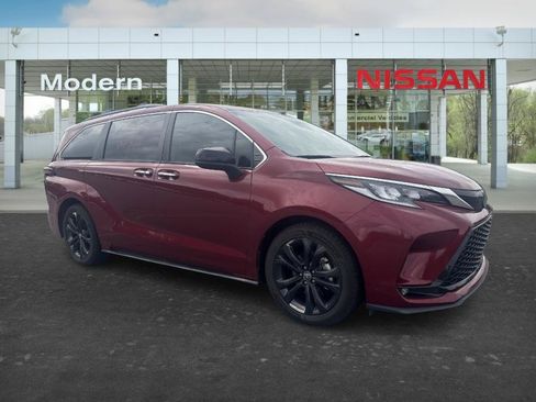 Used 2022 Toyota Sienna XSE FWD image 7
