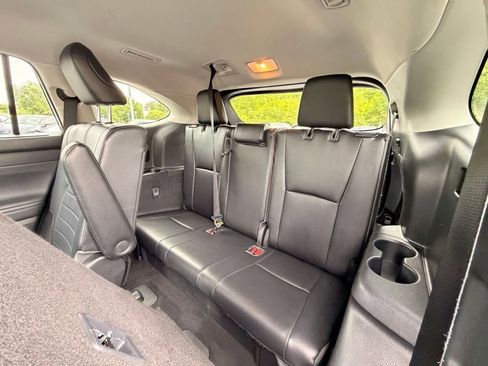 Used 2022 Toyota Highlander XLE FWD image 16