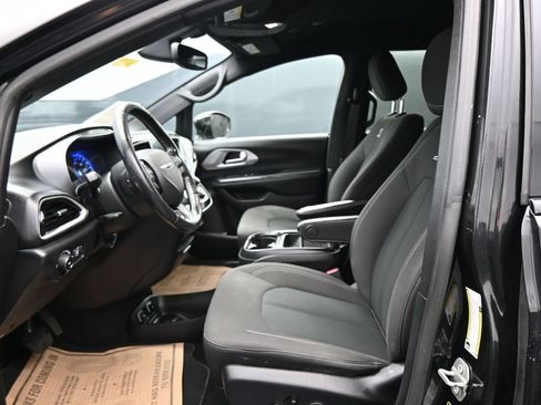 Used 2020 Chrysler Pacifica Touring w/ S Appearance Package FWD image 9