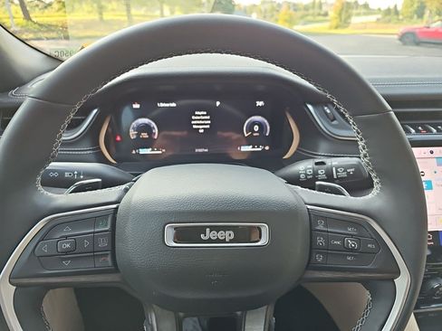 Used 2023 Jeep Grand Cherokee L Limited w/ Luxury Tech Group II AWD/4WD image 22