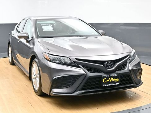 Used 2024 Toyota Camry SE image 3
