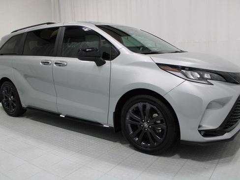 Used 2025 Toyota Sienna XSE w/ XSE Plus Package FWD image 3
