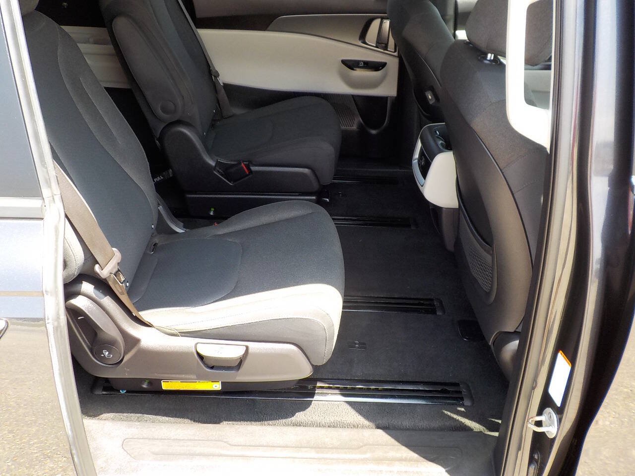 Used 2022 Kia Carnival LX FWD image 22
