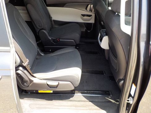 Used 2022 Kia Carnival LX FWD image 22