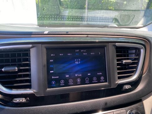 Used 2020 Chrysler Voyager Lxi FWD image 12