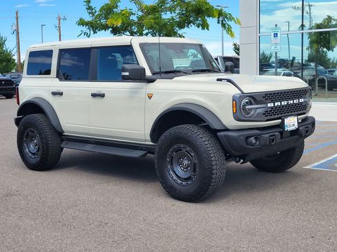 Used 2025 Ford Bronco Badlands AWD/4WD image 3