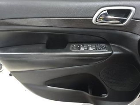 Used 2018 Jeep Grand Cherokee Altitude AWD/4WD image 8