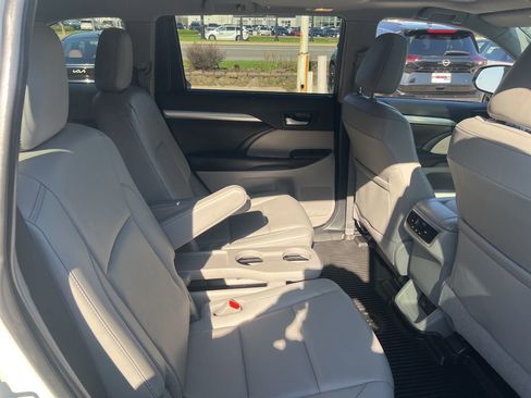 Used 2019 Toyota Highlander XLE image 15