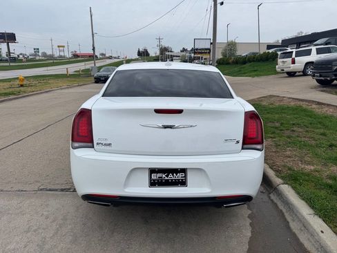 Used 2015 Chrysler 300 S image 4