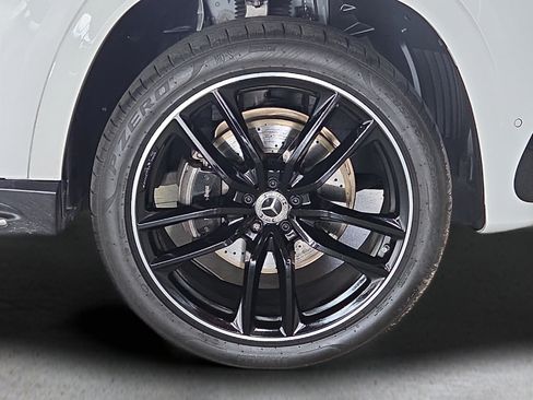 Used 2024 Mercedes-Benz GLS 580 4MATIC image 9