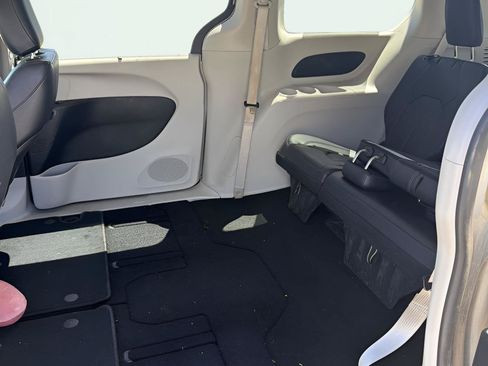Used 2019 Chrysler Pacifica Touring-L FWD image 10