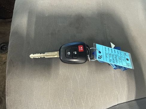Used 2017 Toyota Tacoma SR5 AWD/4WD image 15
