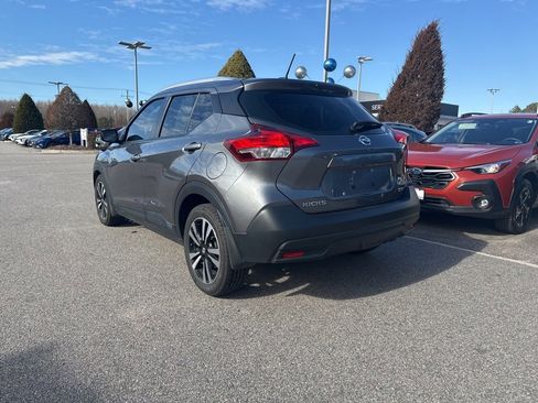 Used 2018 Nissan Kicks SV image 3