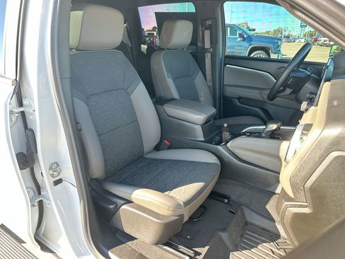 Used 2024 Chevrolet Colorado ZR2 w/ Technology Package image 26